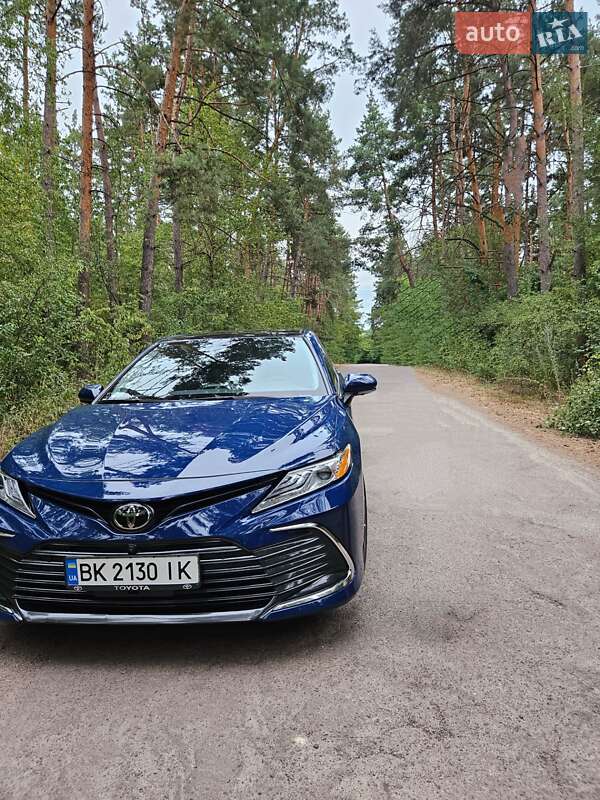 Седан Toyota Camry 2022 в Умані