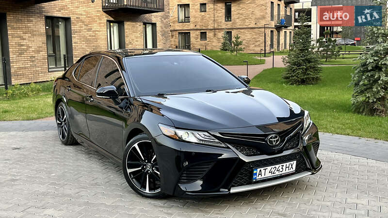 Седан Toyota Camry 2017 в Івано-Франківську