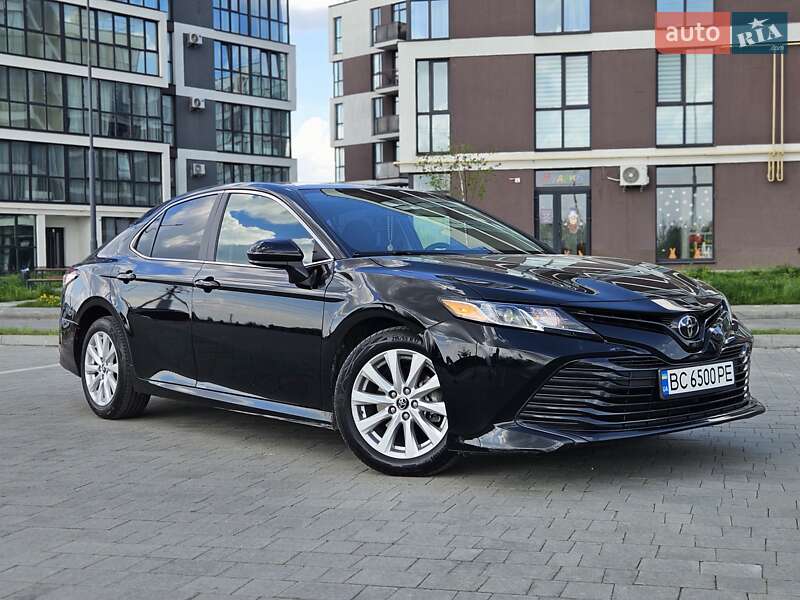 Седан Toyota Camry 2019 в Львові
