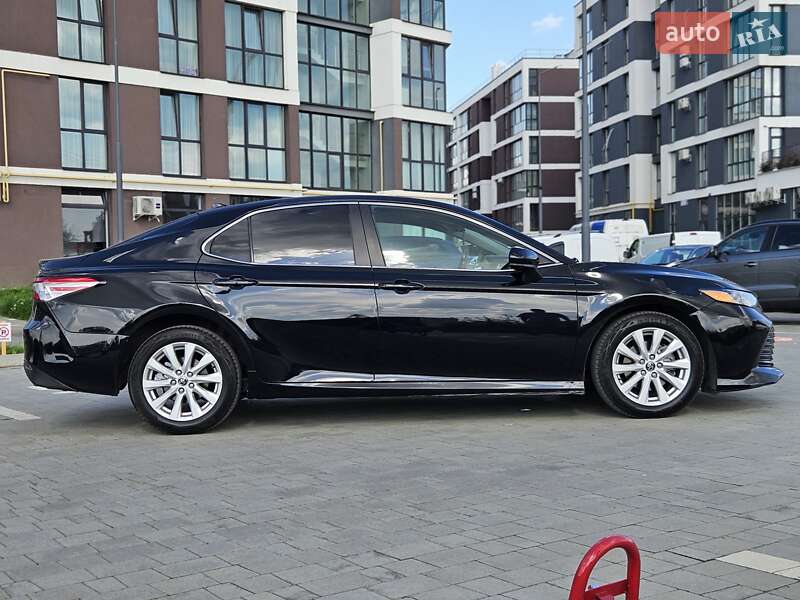 Седан Toyota Camry 2019 в Львові