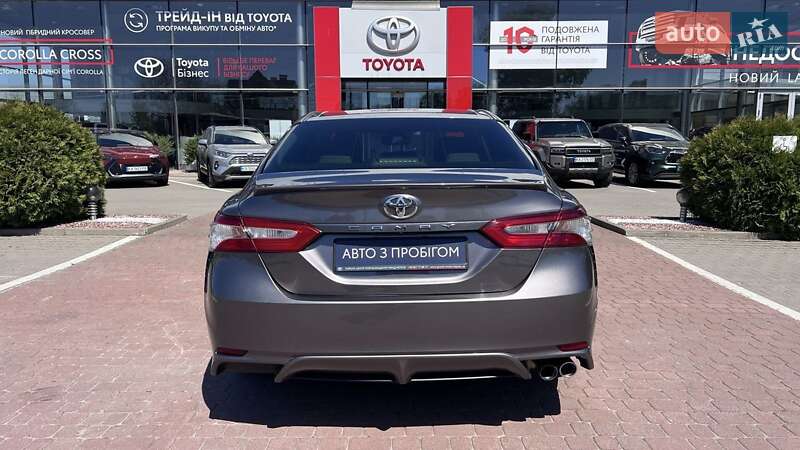 Седан Toyota Camry 2017 в Хмельницком