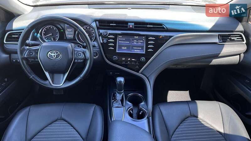 Седан Toyota Camry 2017 в Хмельницком