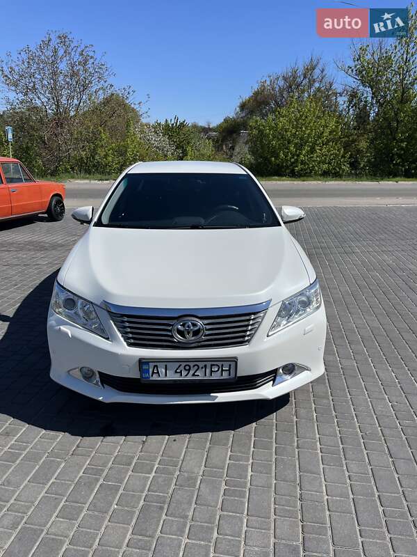 Седан Toyota Camry 2014 в Фастові