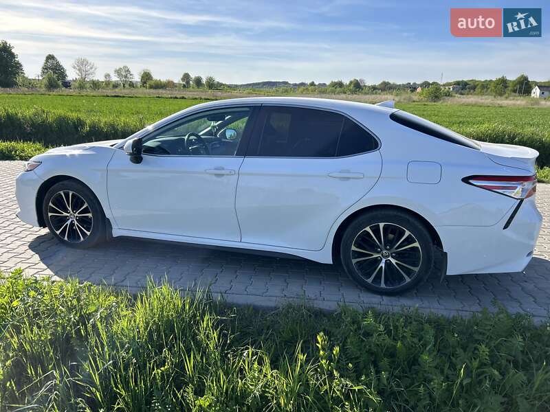 Седан Toyota Camry 2020 в Львове