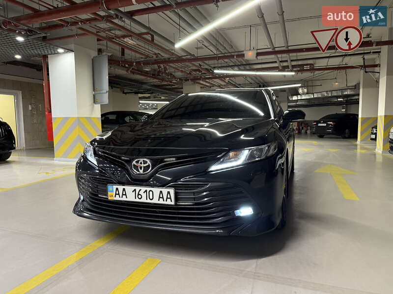 Седан Toyota Camry 2018 в Киеве