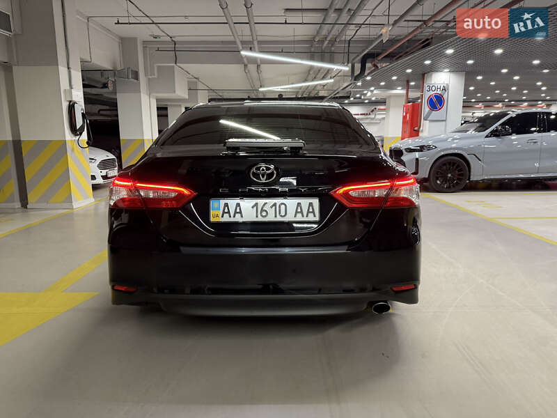 Седан Toyota Camry 2018 в Киеве