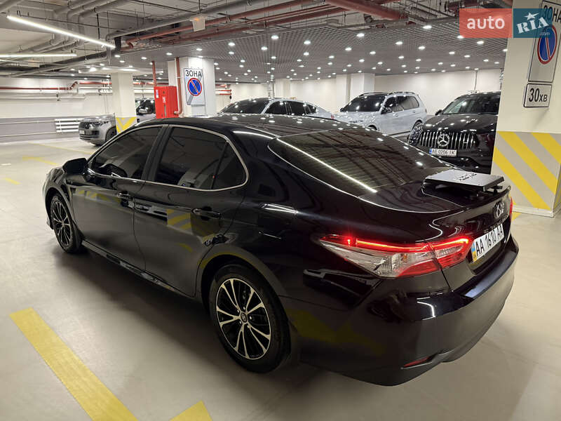 Седан Toyota Camry 2018 в Киеве