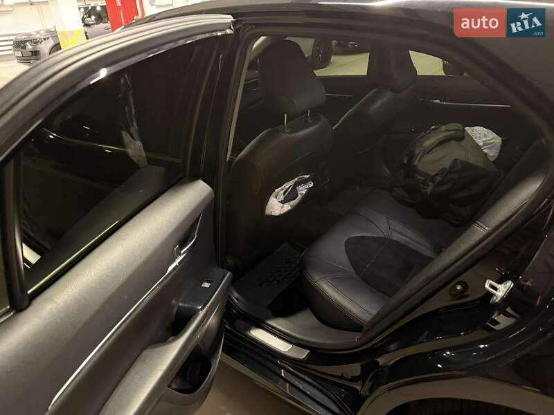 Седан Toyota Camry 2018 в Киеве