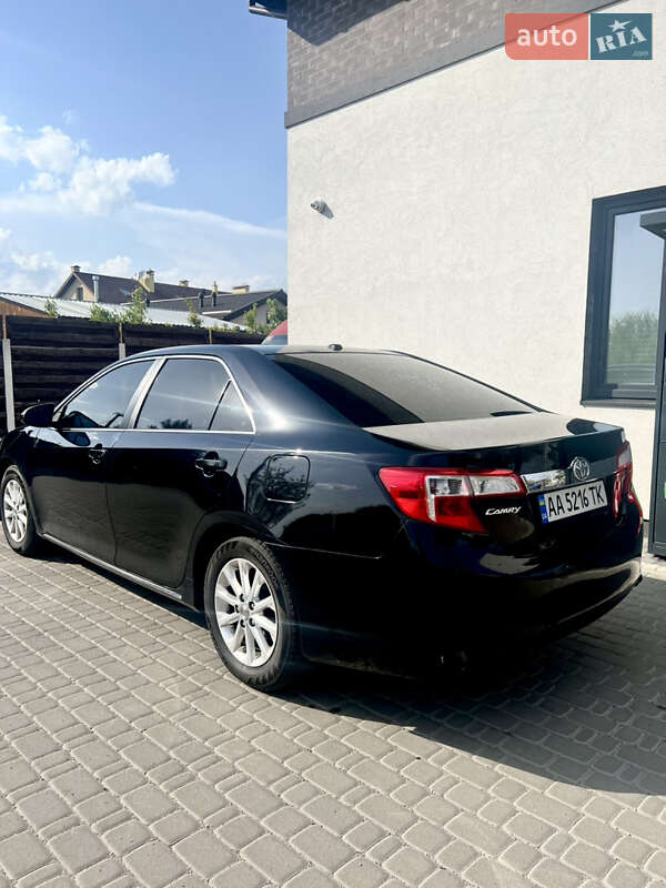 Седан Toyota Camry 2013 в Петропавловской Борщаговке