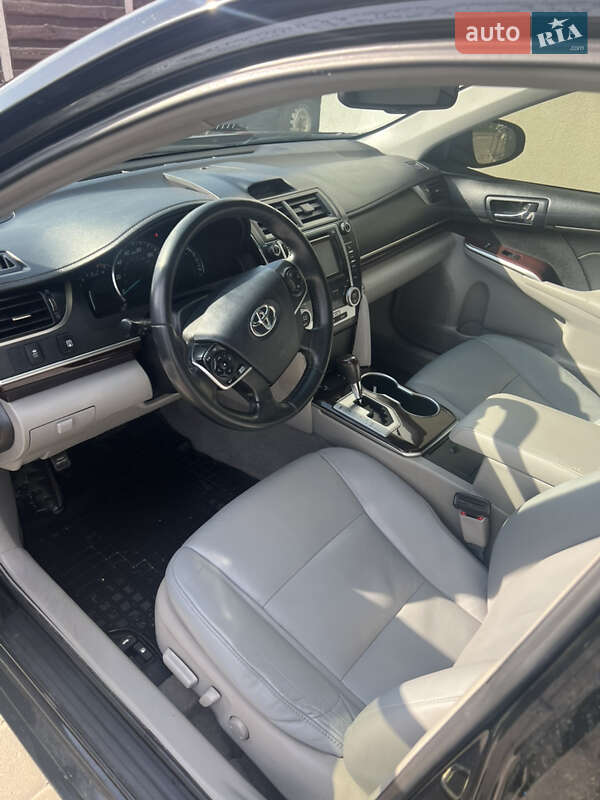 Седан Toyota Camry 2013 в Петропавловской Борщаговке
