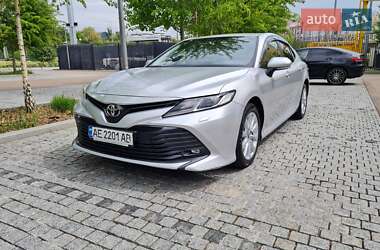 Седан Toyota Camry 2019 в Киеве