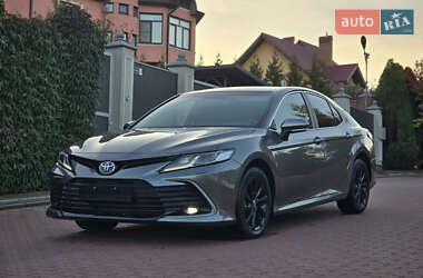 Седан Toyota Camry 2022 в Чернівцях