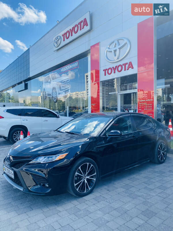 Седан Toyota Camry 2018 в 