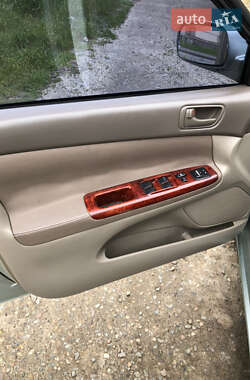 Седан Toyota Camry 2004 в 