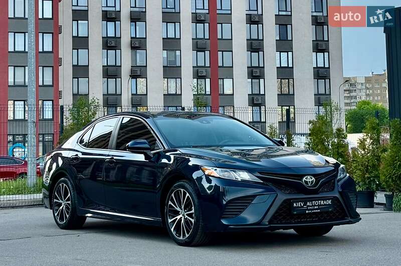 Седан Toyota Camry 2018 в Києві