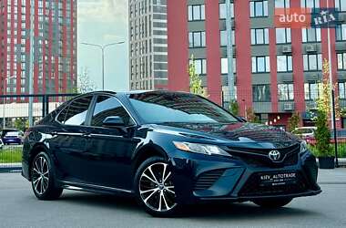 Седан Toyota Camry 2018 в Киеве