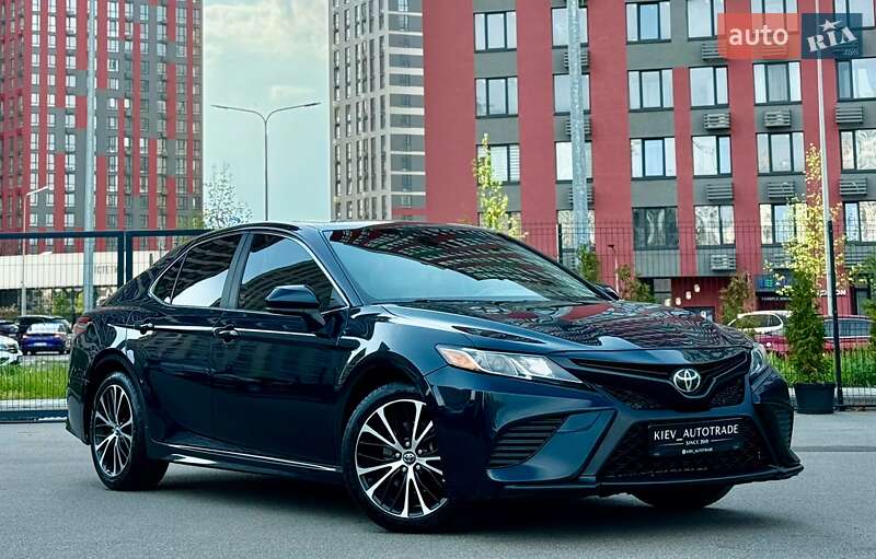 Седан Toyota Camry 2018 в Києві