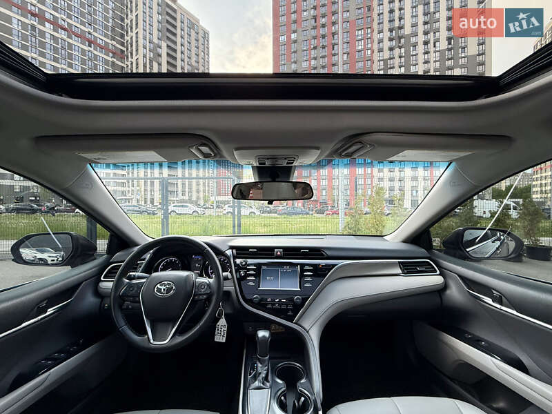 Седан Toyota Camry 2018 в Києві