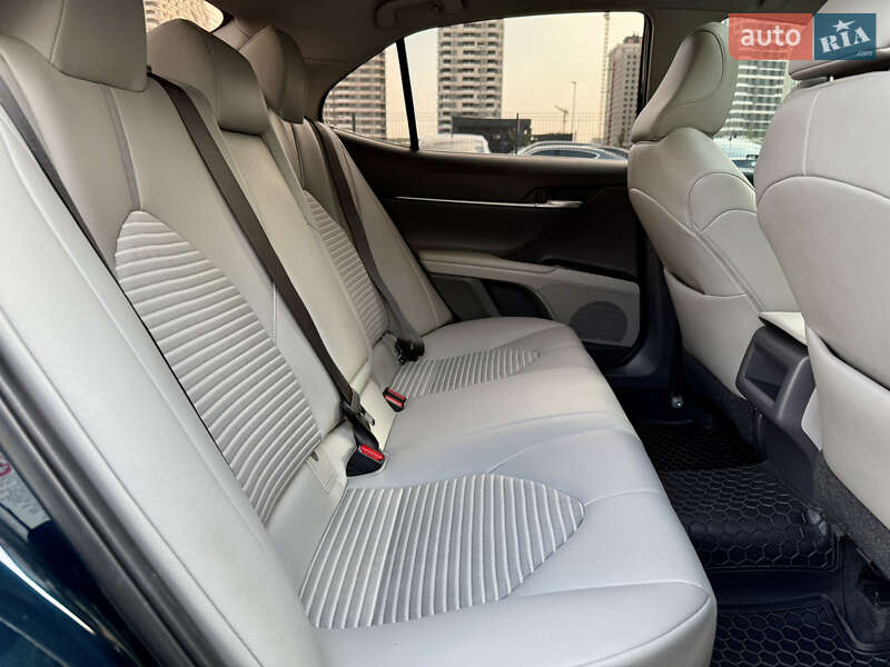 Седан Toyota Camry 2018 в Києві