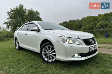 Седан Toyota Camry 2013 в Чернигове