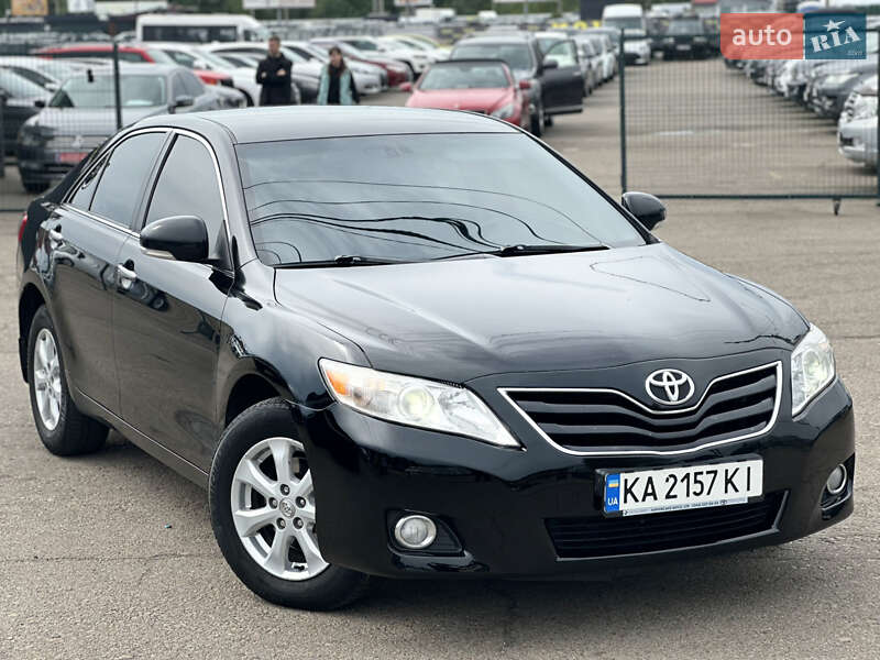 Седан Toyota Camry 2010 в Києві