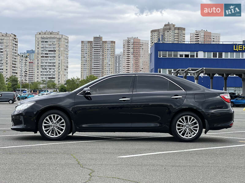 Седан Toyota Camry 2016 в Киеве