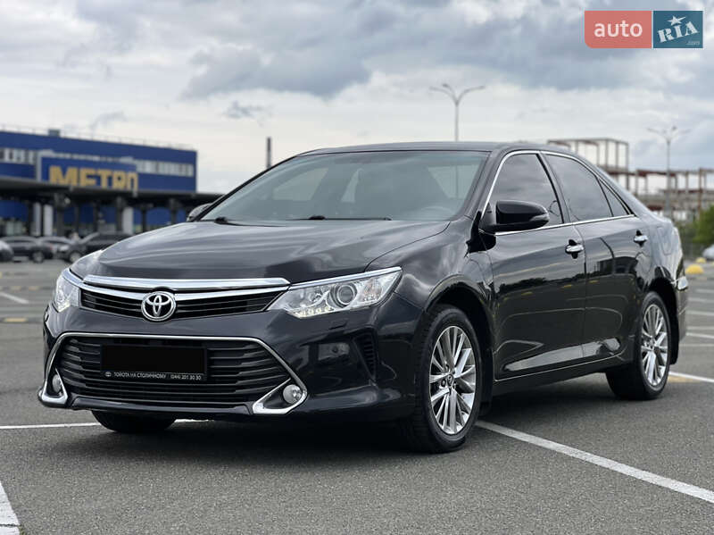 Седан Toyota Camry 2016 в Киеве