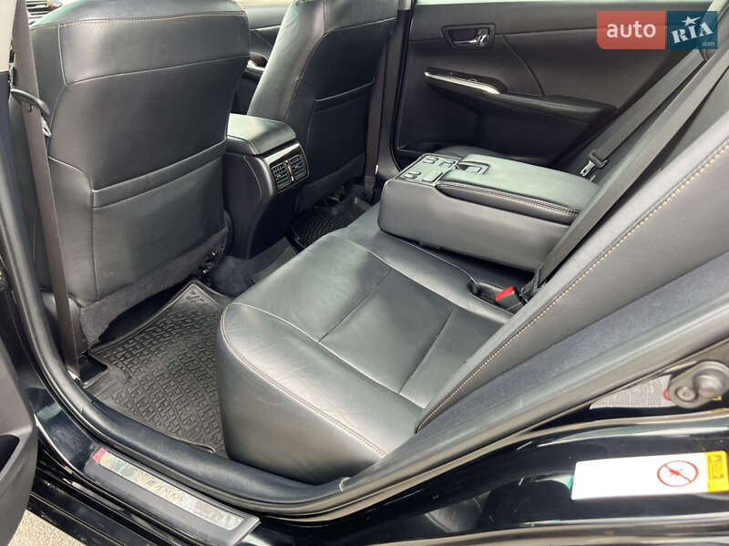 Седан Toyota Camry 2016 в Киеве