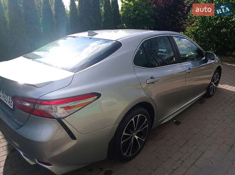 Седан Toyota Camry 2018 в Львове