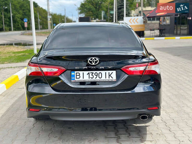 Седан Toyota Camry 2018 в Полтаве