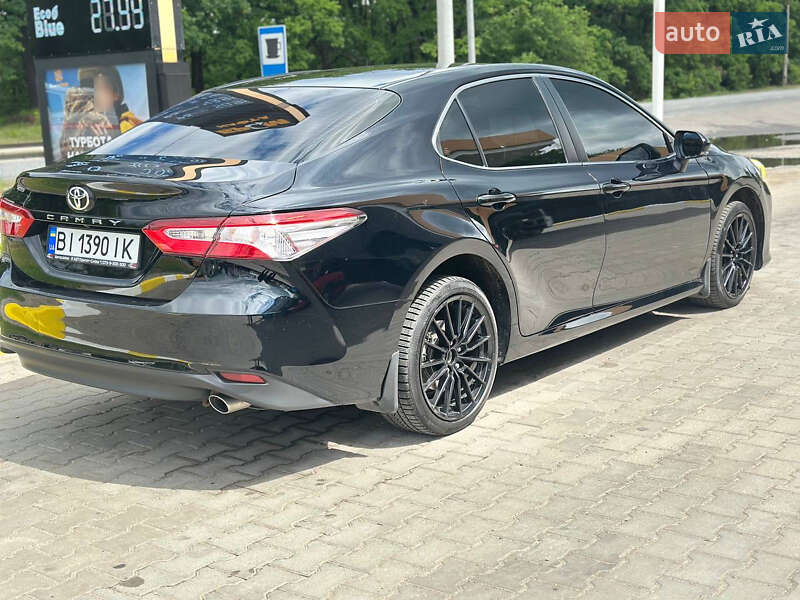 Седан Toyota Camry 2018 в Полтаве