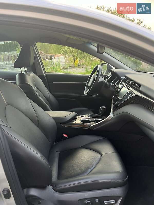 Седан Toyota Camry 2020 в Львове