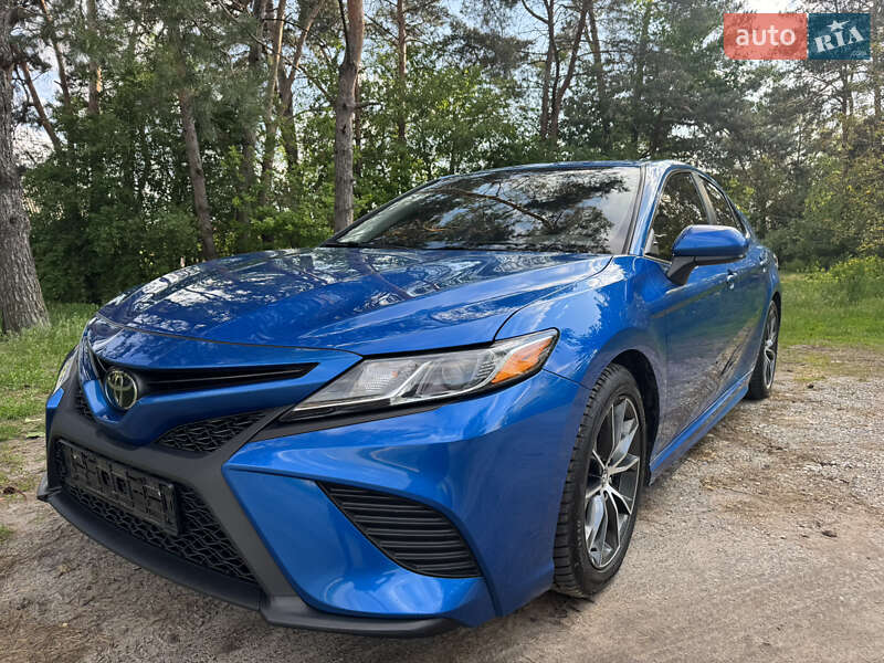 Седан Toyota Camry 2018 в Полтаве