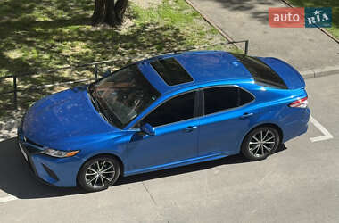 Седан Toyota Camry 2018 в Полтаве
