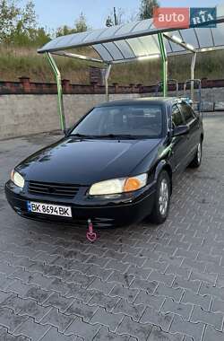 Седан Toyota Camry 1997 в Ровно