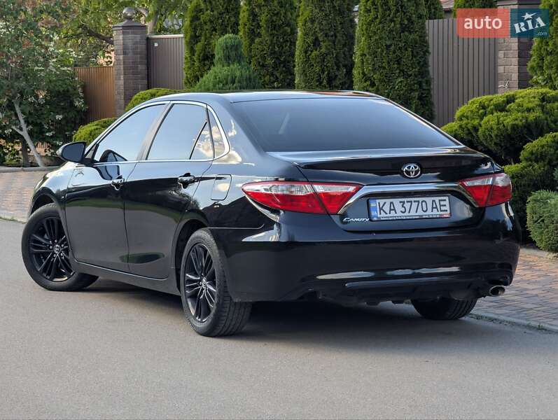 Седан Toyota Camry 2015 в Киеве