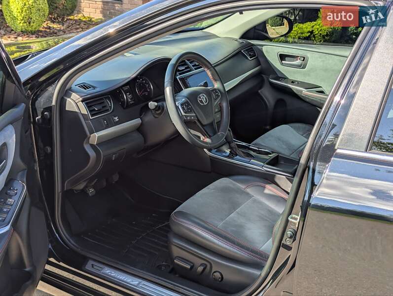 Седан Toyota Camry 2015 в Киеве