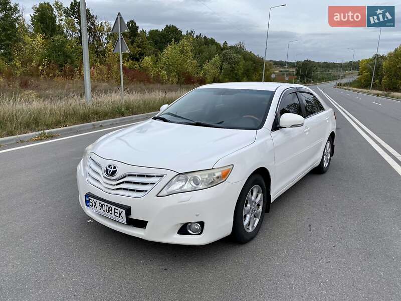 Седан Toyota Camry 2010 в Хмельницком