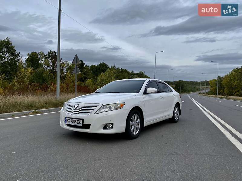 Седан Toyota Camry 2010 в Хмельницком