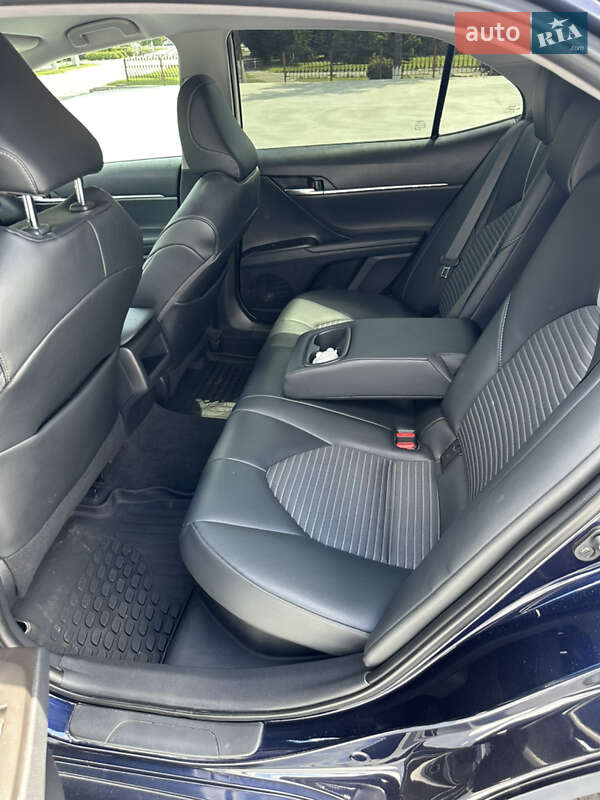 Седан Toyota Camry 2021 в Фастове