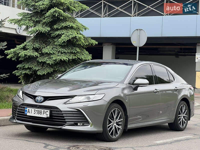 Седан Toyota Camry 2023 в 
