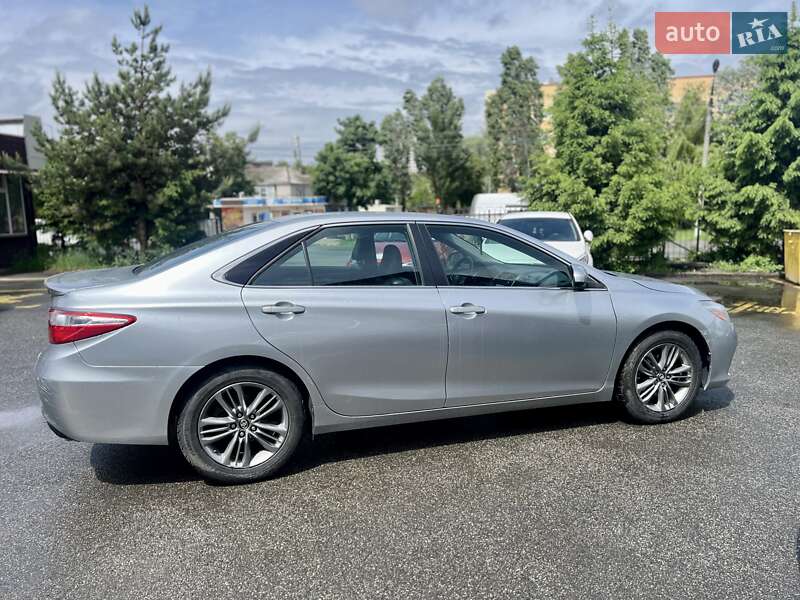 Седан Toyota Camry 2016 в Киеве