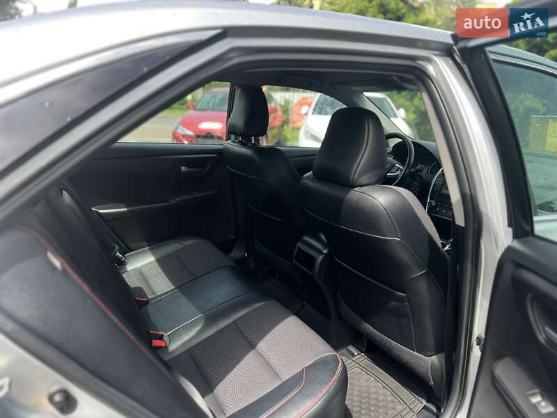 Седан Toyota Camry 2016 в Киеве