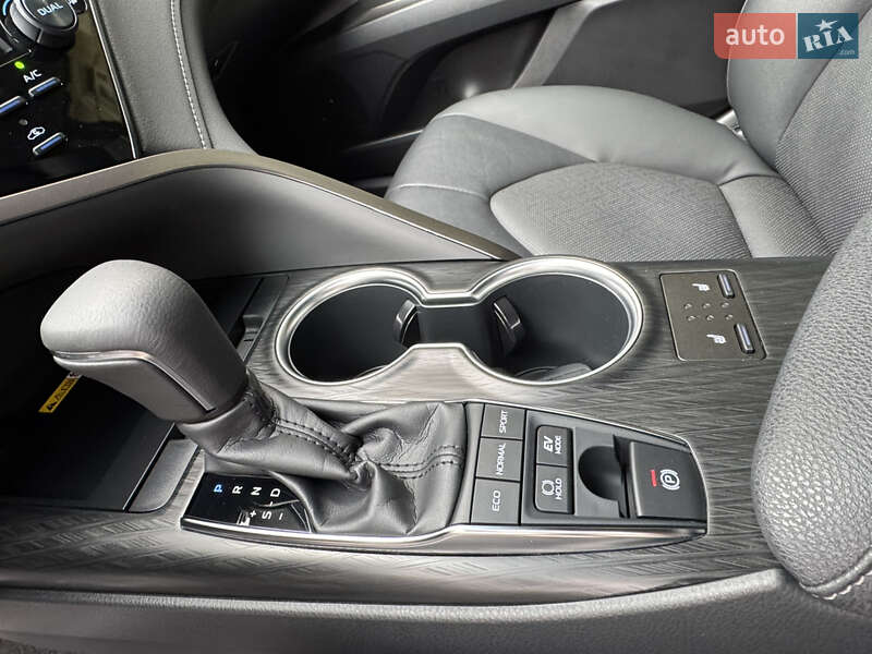 Седан Toyota Camry 2024 в Киеве