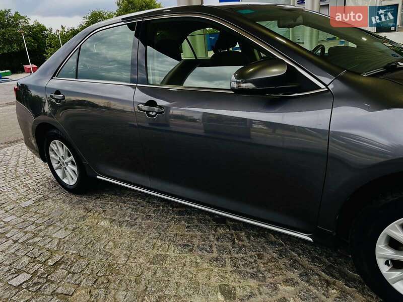 Седан Toyota Camry 2013 в Днепре