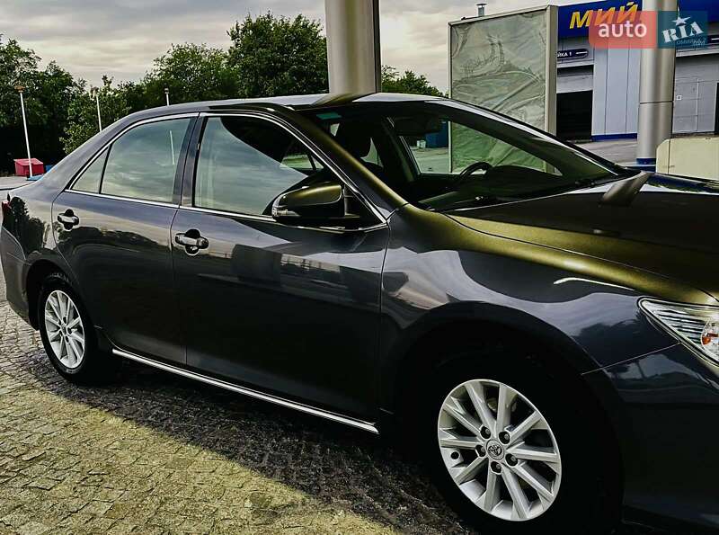 Седан Toyota Camry 2013 в Днепре