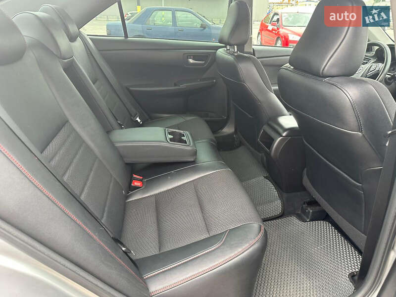 Седан Toyota Camry 2016 в Киеве