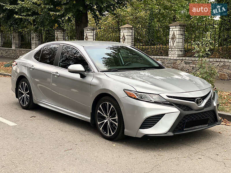 Седан Toyota Camry 2019 в Киеве