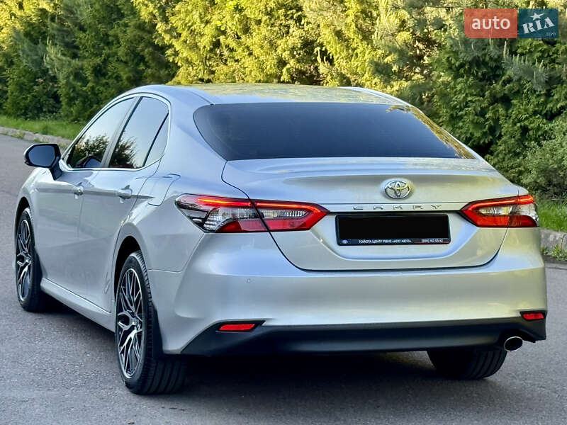 Седан Toyota Camry 2021 в Рівному
