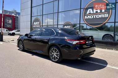 Седан Toyota Camry 2023 в 